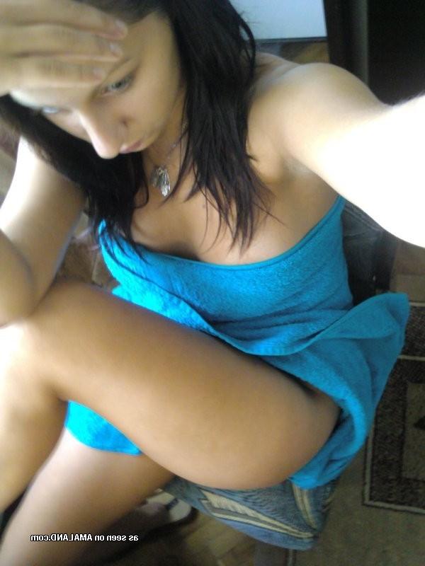15P Amazing amateur teen showing her nice tits and sweet pussy