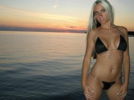 16P My sexy girl is caught on amateur cam rubbing her hot body