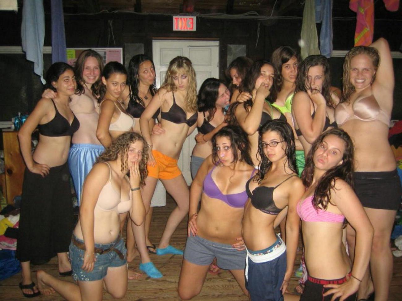 16P Busty and sexy girlfriends in secret asmateur photo shoots