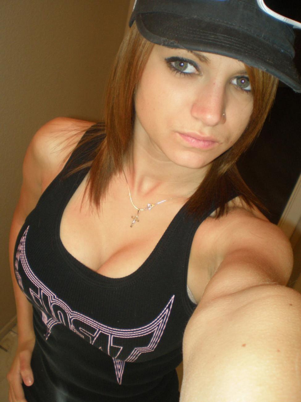 15P Pictures of a gorgeous amateur teen with huge titties