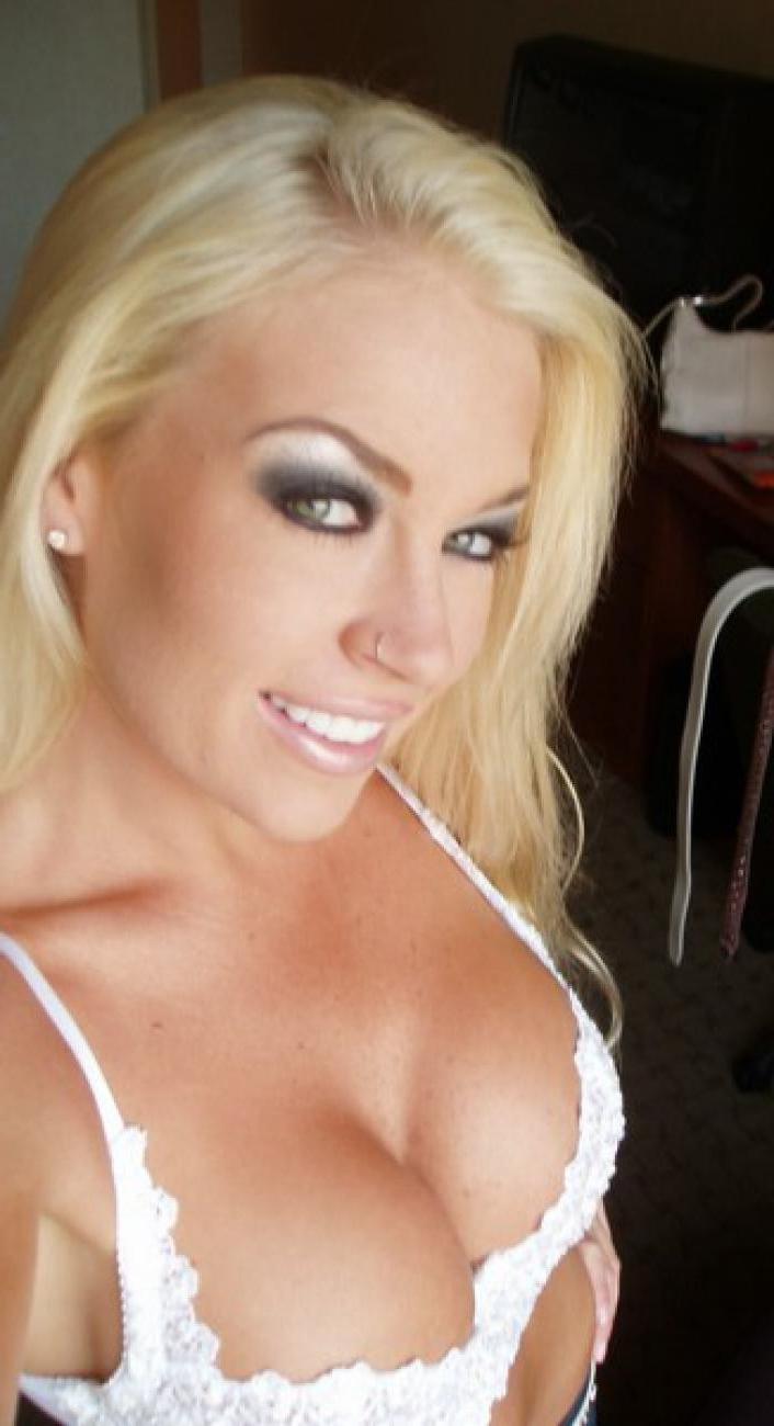 16P Amateur babes showing their smooth cunts only for you