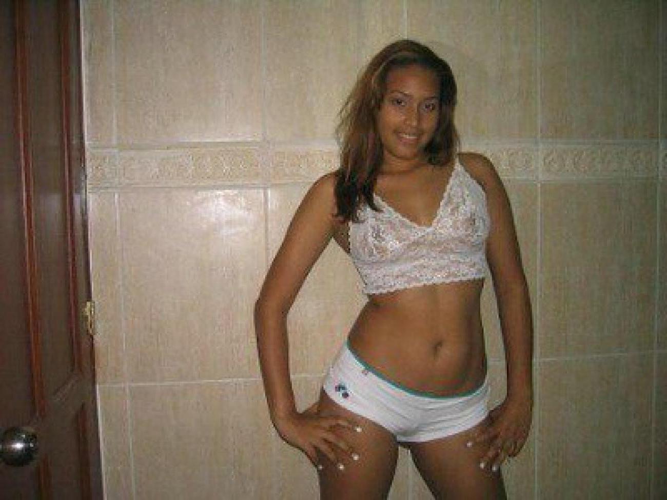 16P My sexy wife is caught on amateur cam rubbing her hot body