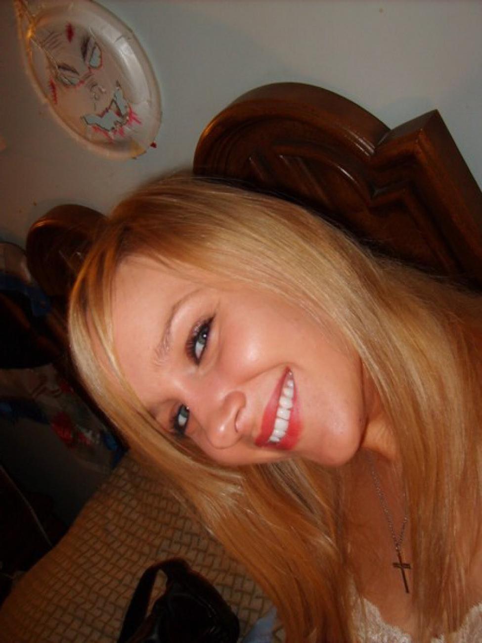 16P My sexy wife is caught on amateur cam rubbing her hot body