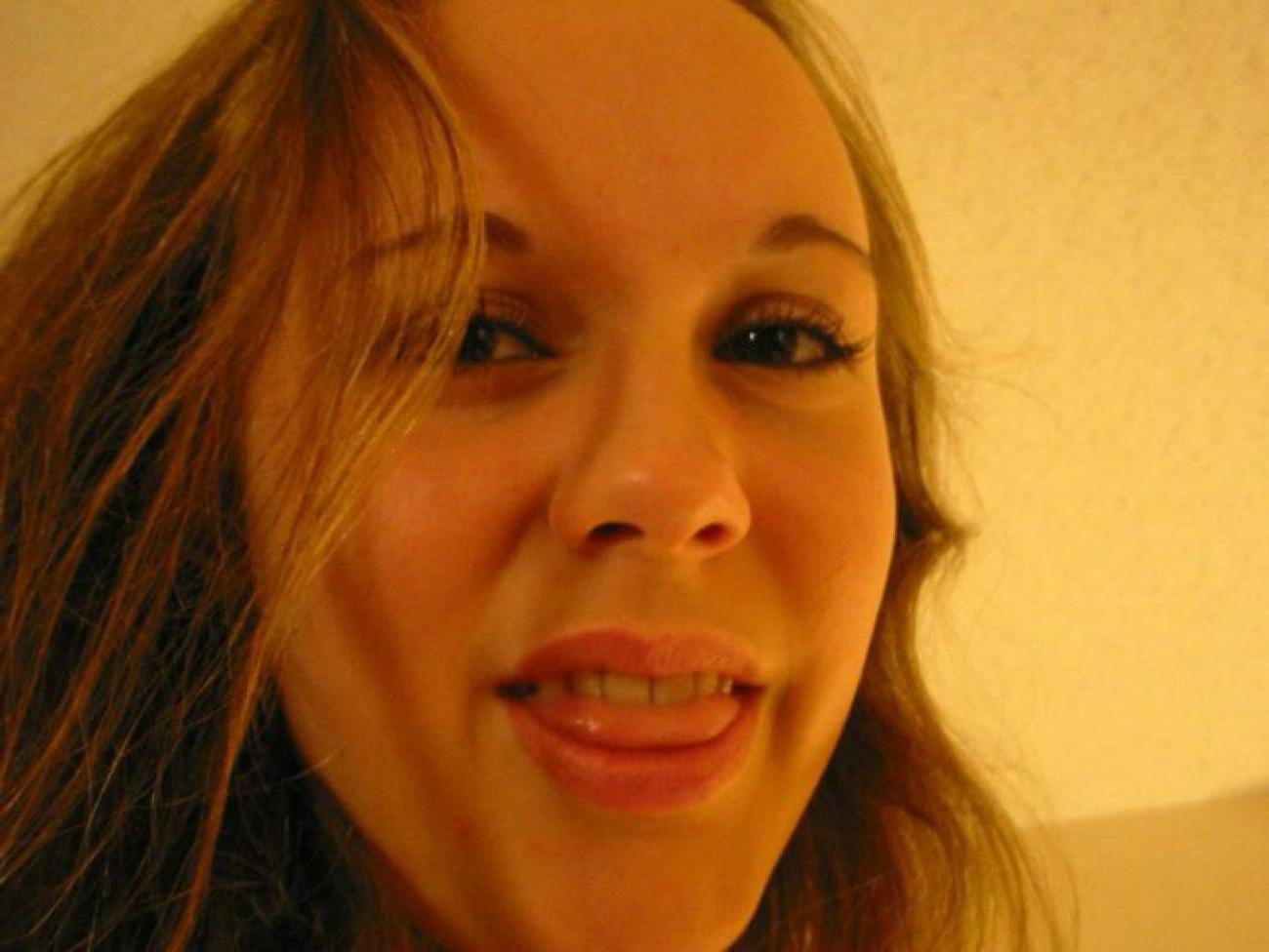 16P My sexy wife is caught on amateur cam rubbing her hot body