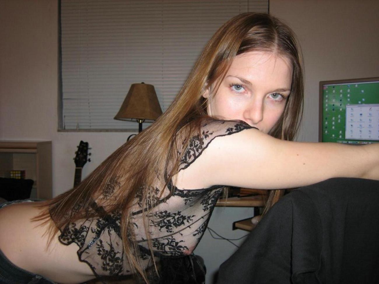 16P My sexy wife is caught on amateur cam rubbing her hot body