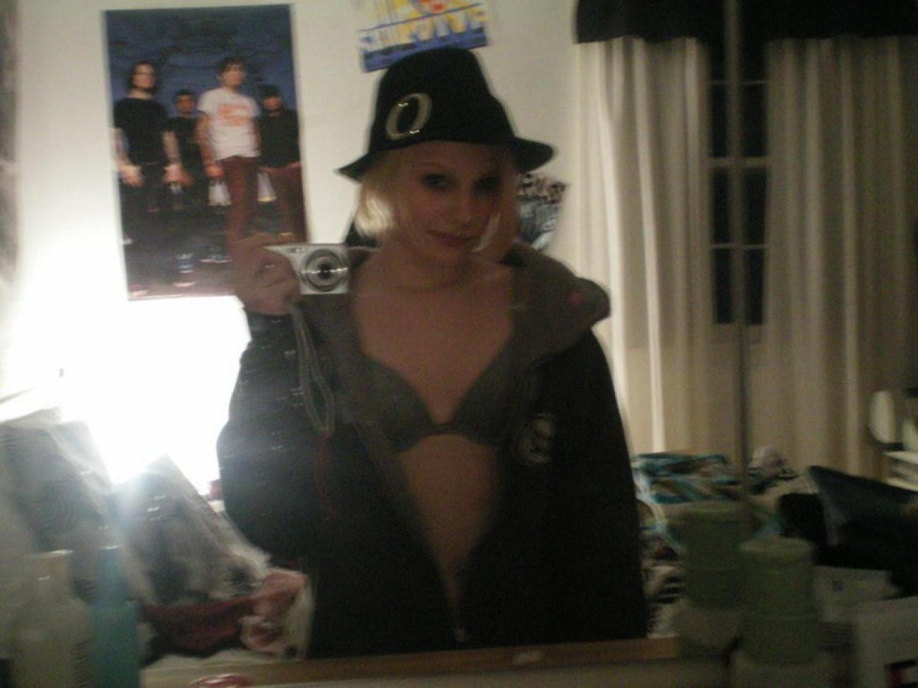 16P My sexy wife is caught on amateur cam rubbing her hot body