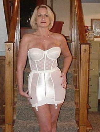 16P Check out my hot wife get horny in these amateur pics