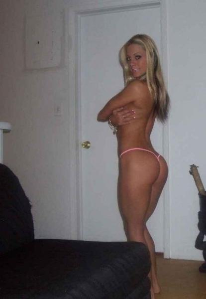 15P Hot amateur busty girls posing naked with no shame