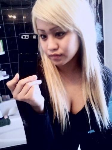 15P Hot amateur busty girls posing naked with no shame