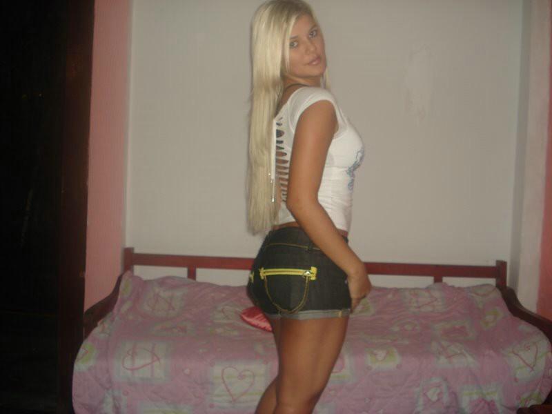 16P My sexy wife is caught on amateur cam rubbing her hot body