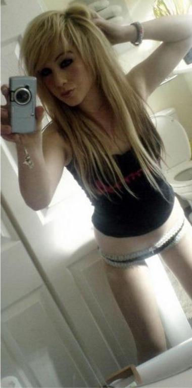15P Hot amateur busty girls posing naked with no shame