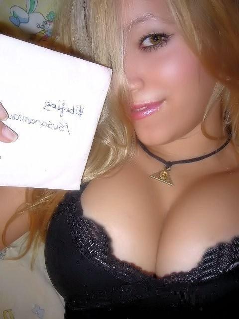 15P Hot amateur busty girls posing naked with no shame