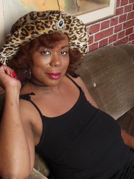 14P black mom playing with her huge tits