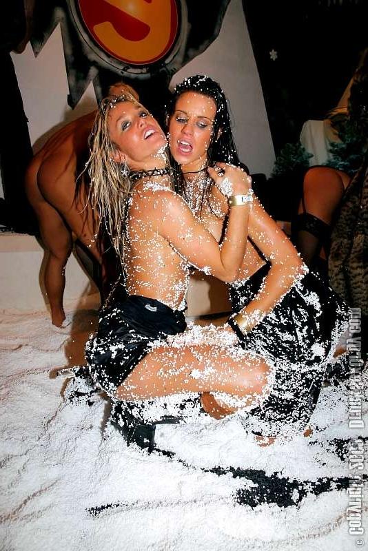 20P Babes dyke out and lick eachothers furry beavers