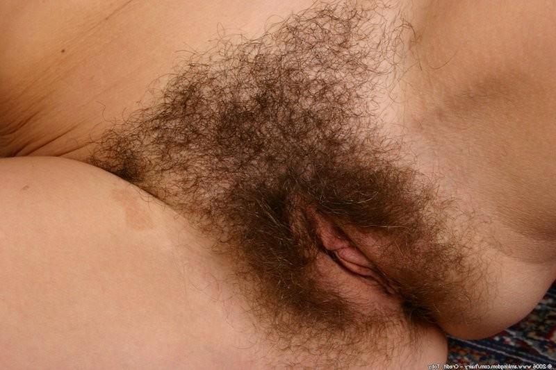 15P Happy natural MILF Mecca fingers her hairy hole