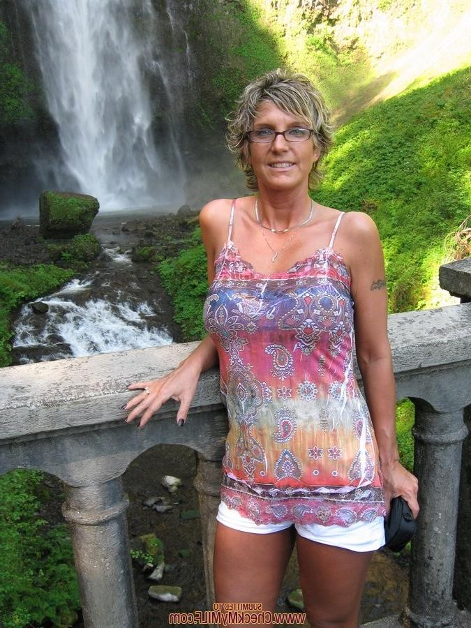 15P Sexy mature housewive posing