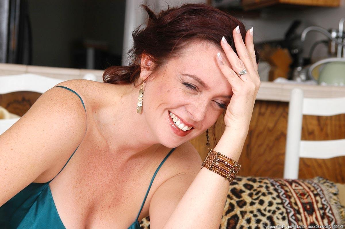 15P Sexy amateur milf gets naughty in the kitchen