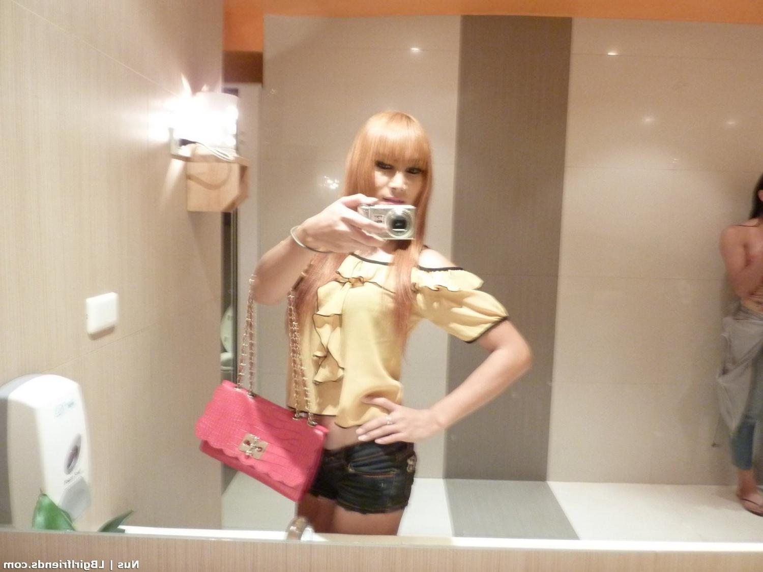 15P Hot Ladyboy Girlfriend exposing herself in public amateur thai shemale flashing