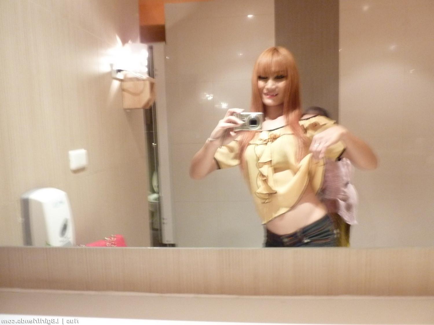 15P Hot Ladyboy Girlfriend exposing herself in public amateur thai shemale flashing