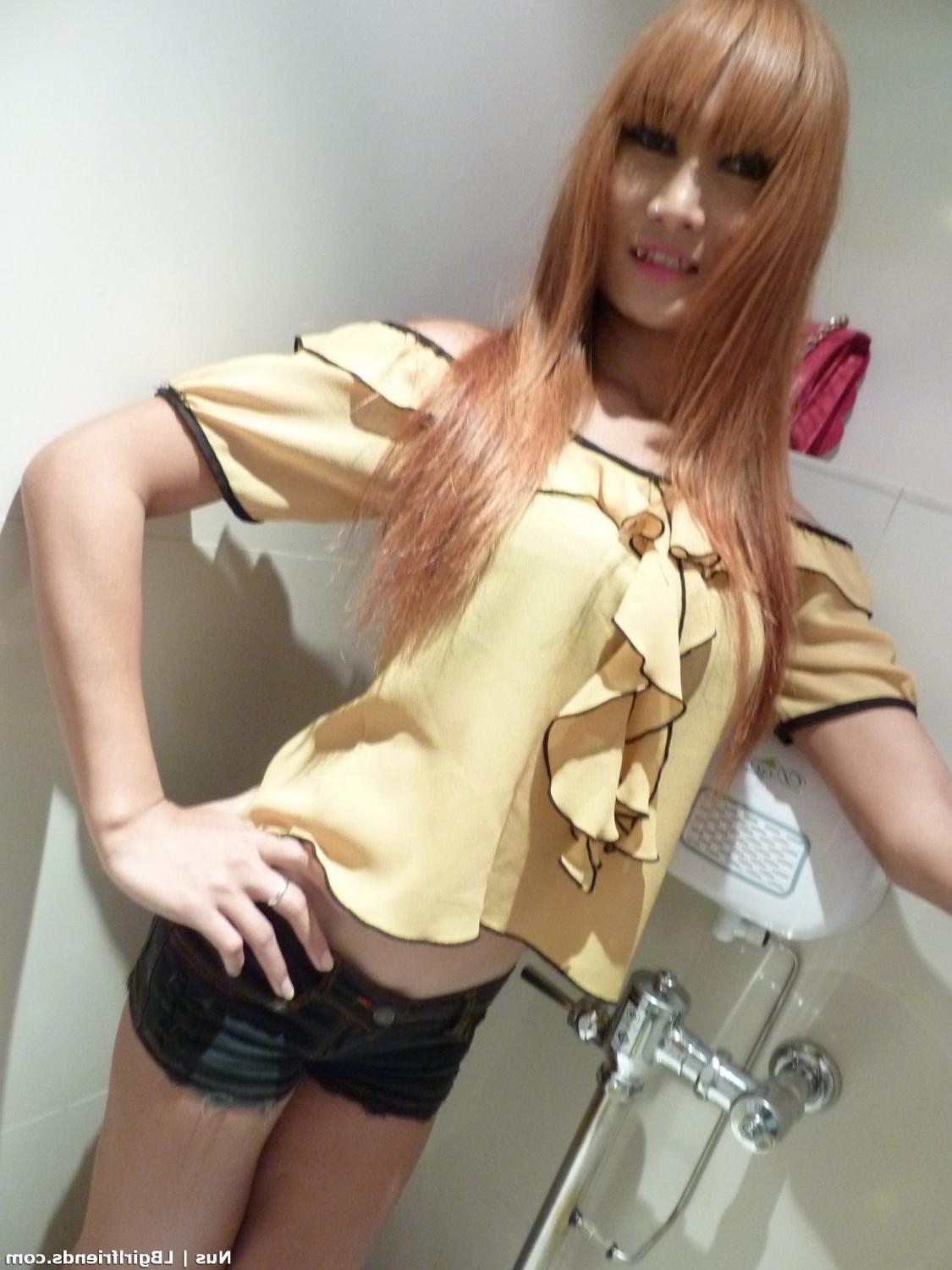 15P Hot Ladyboy Girlfriend exposing herself in public amateur thai shemale flashing