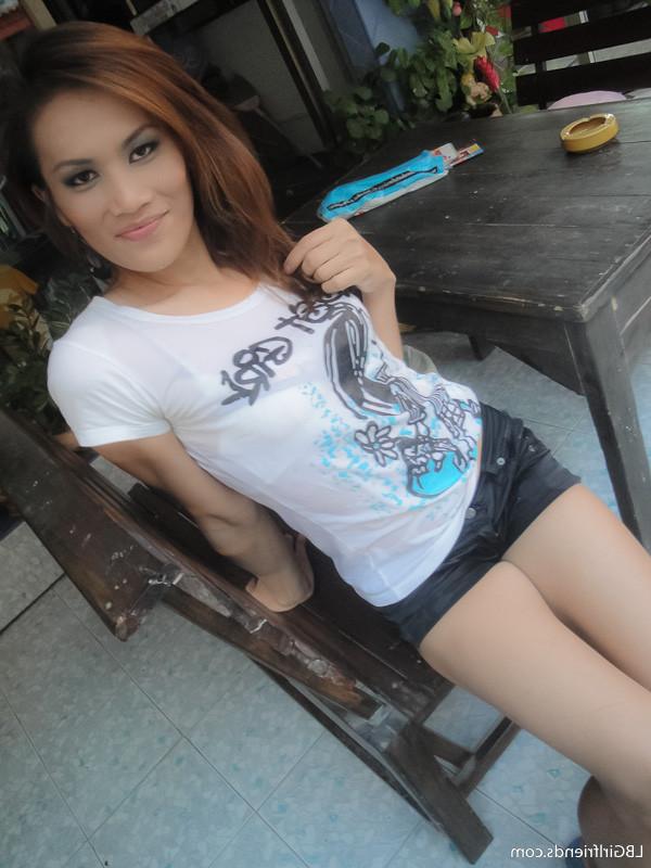 15P Sweet Amateur Ladyboy Girlfriend Flashing Her Huge Shemale Cock