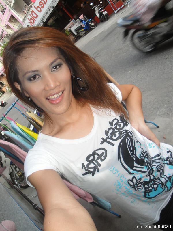 15P Sweet Amateur Ladyboy Girlfriend Flashing Her Huge Shemale Cock