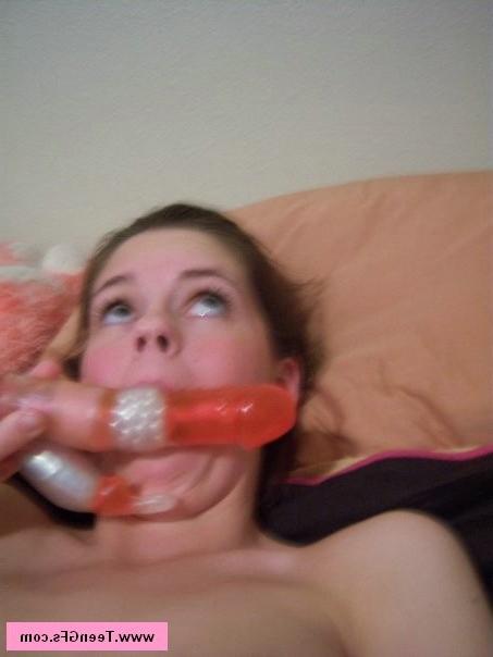 15P Amateur teen girlfriend snaps herself masturbating