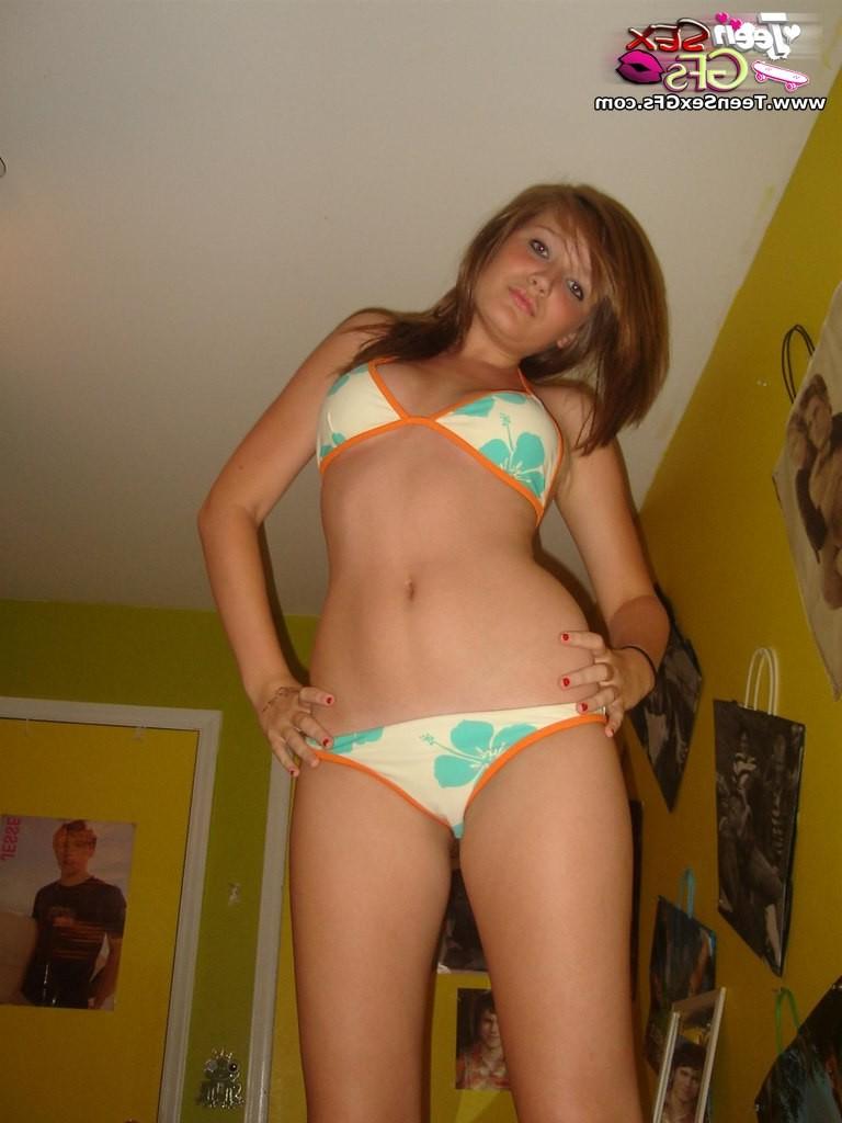8P Amateur teen girlfriends in mini bikini