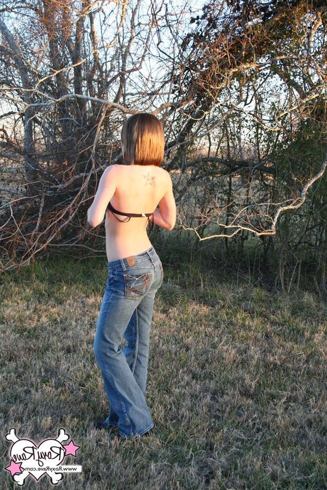 16P Amateur teen girl stripping outside