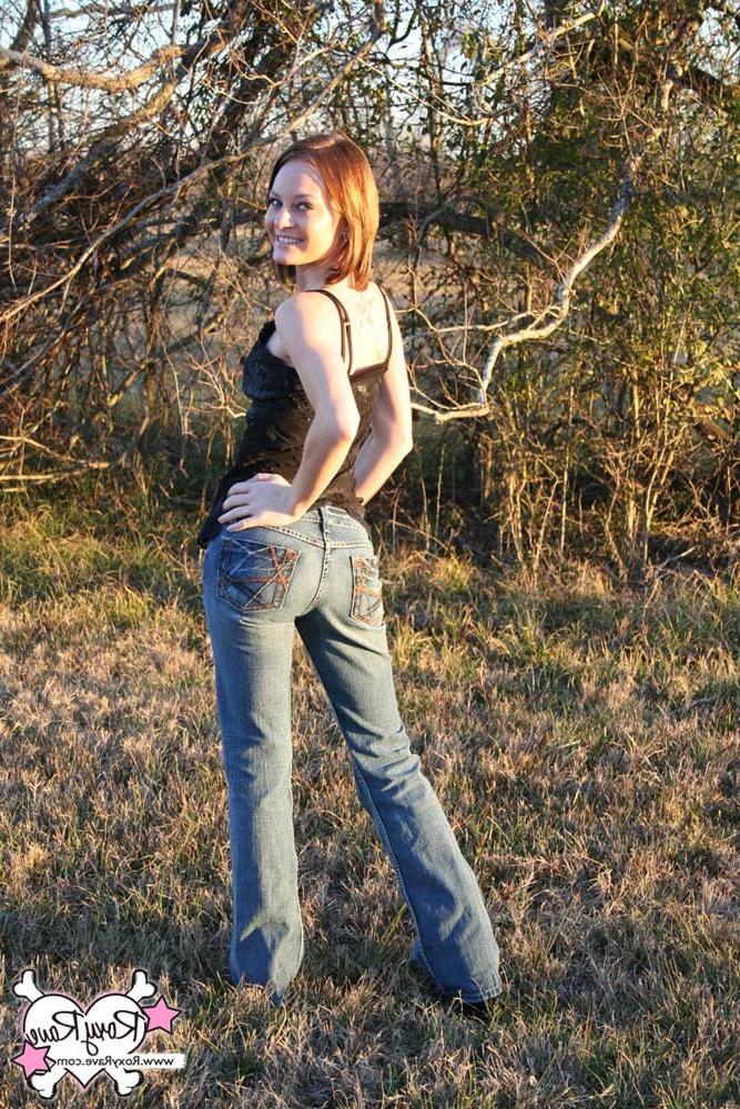 16P Amateur teen girl stripping outside
