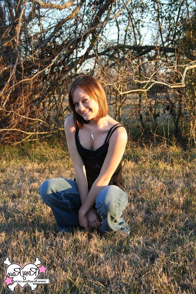 16P Amateur teen girl stripping outside