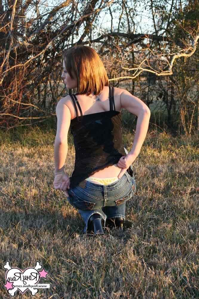 16P Amateur teen girl stripping outside