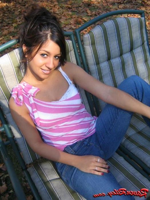 16P Sexy amateur teen posing outside