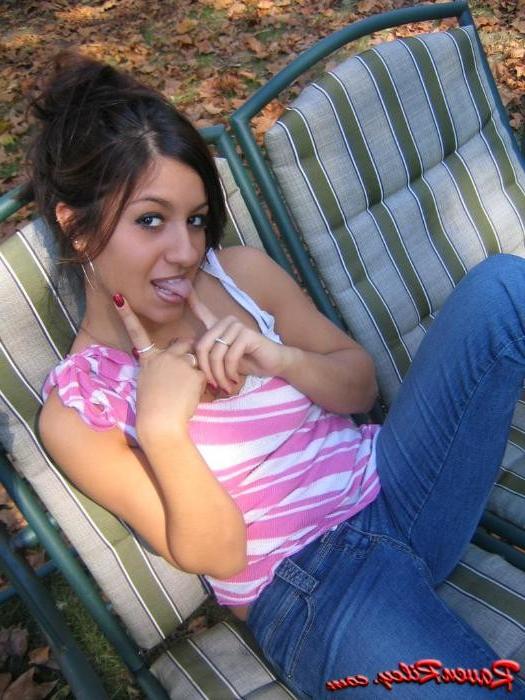 16P Sexy amateur teen posing outside