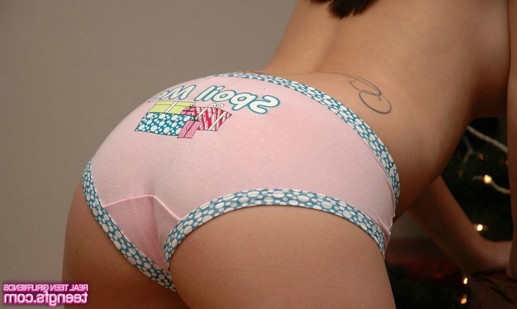 15P Amateur teen GF licks her panties in homemade pix