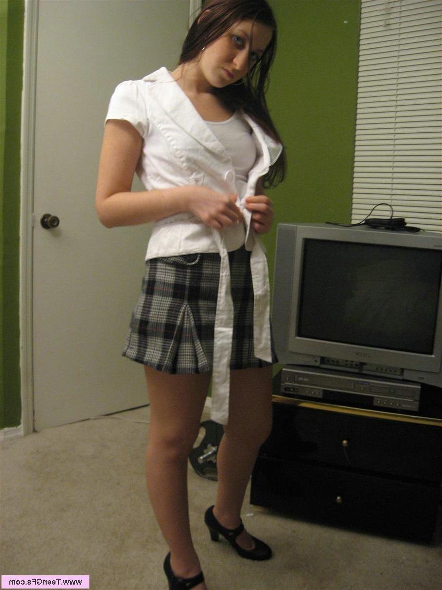 15P Cute amateur teen GF plays dressup in homemade pix