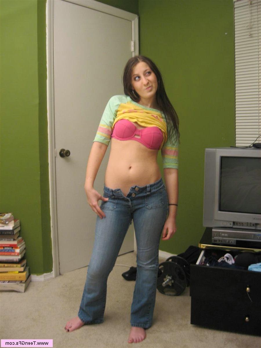 15P Cute amateur teen GF plays dressup in homemade pix