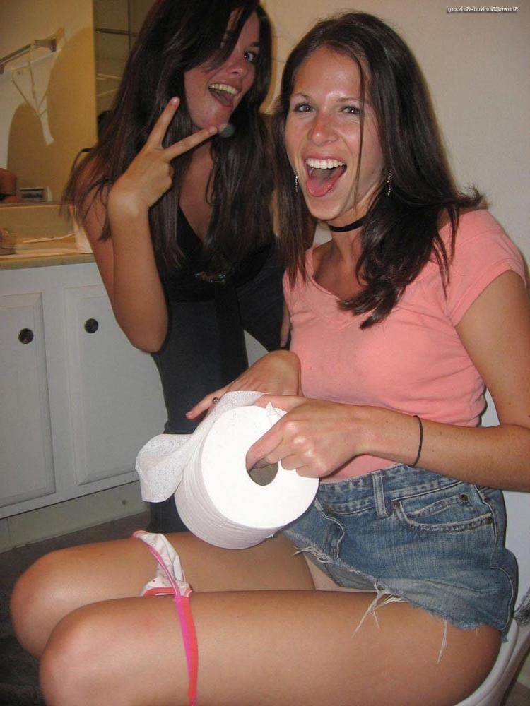 20P Amateur teen girls peeing