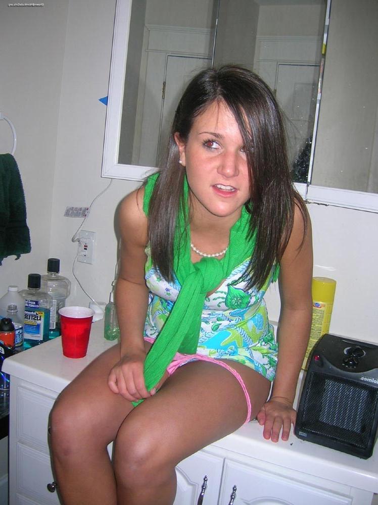20P Amateur teen girls peeing