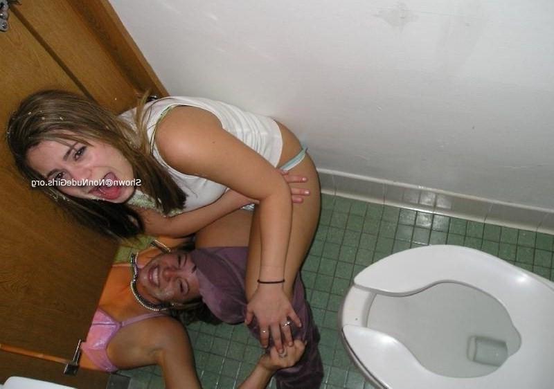 20P Amateur teen girls peeing