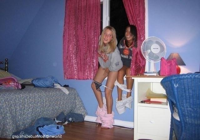 20P Amateur teen girls peeing