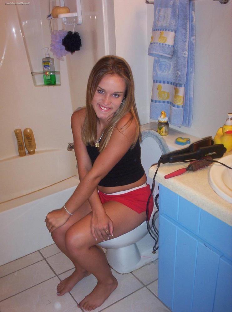 20P Amateur teen girls peeing