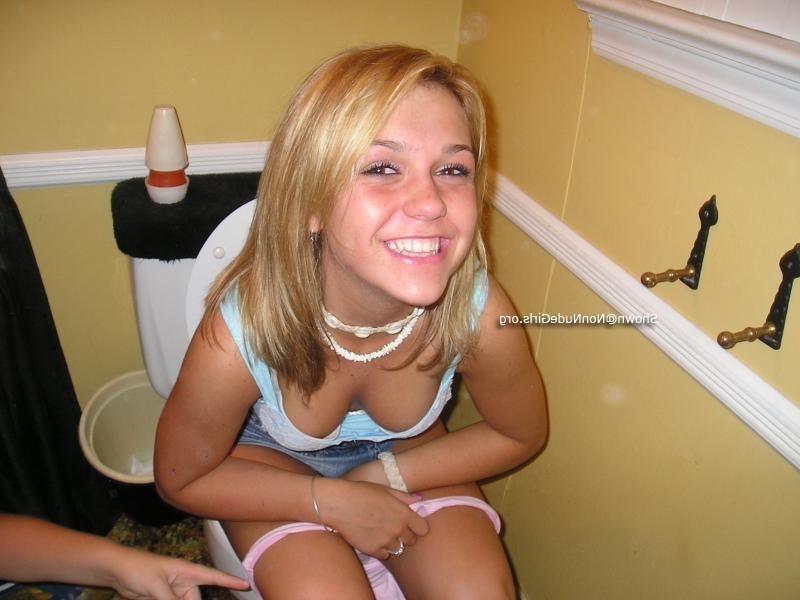20P Amateur teen girls peeing