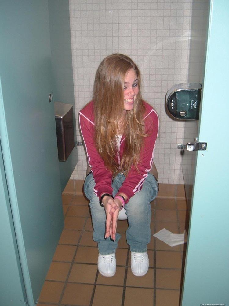 20P Amateur teen girls peeing