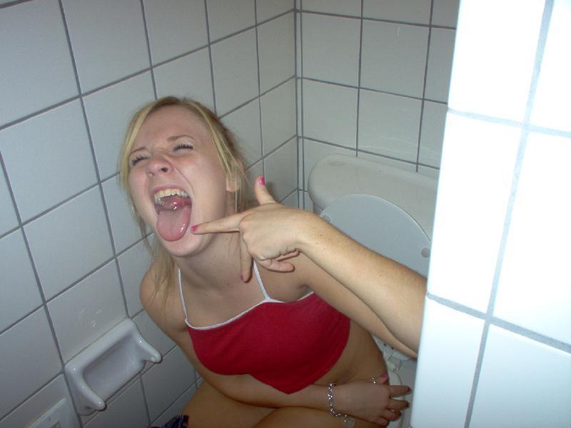 20P Amateur teen girls peeing