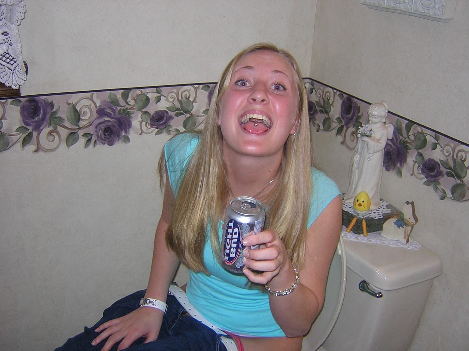 20P Amateur teen girls peeing
