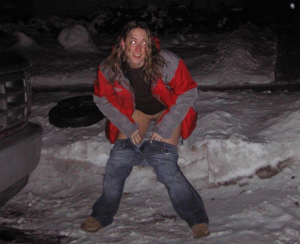 20P Amateur teen girls peeing