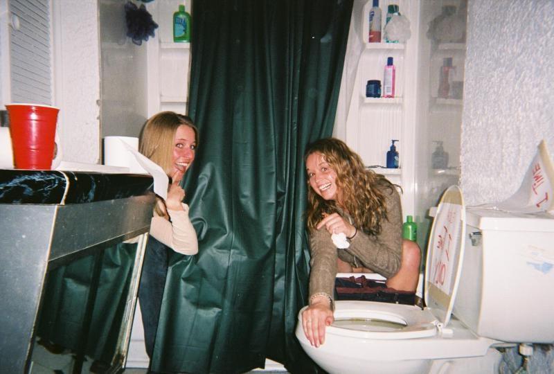 20P Amateur teen girls peeing