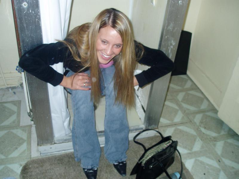 20P Amateur teen girls peeing