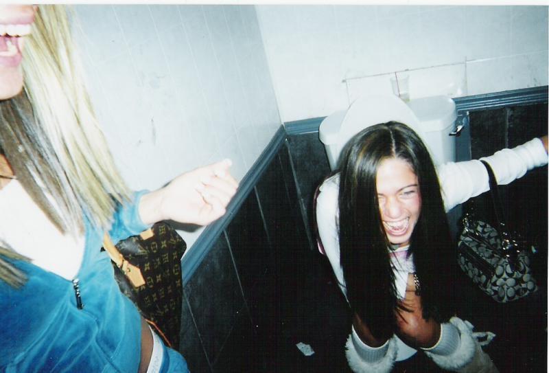 20P Amateur teen girls peeing